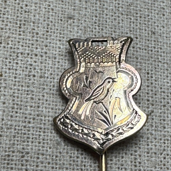 The Unbranded Brand Jewelry - Victorian Bird Shield Engraved Hat Pin Gold Tone Crest Motif